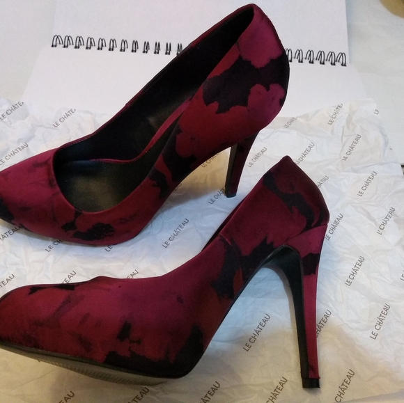 Le Chateau high heel satin pumps (red/pattern) - Picture 5 of 5